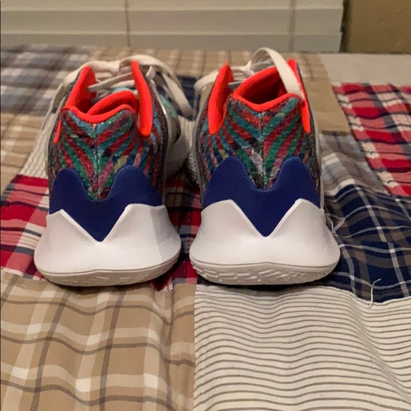 kyrie 2 low (multi color) Sz 10